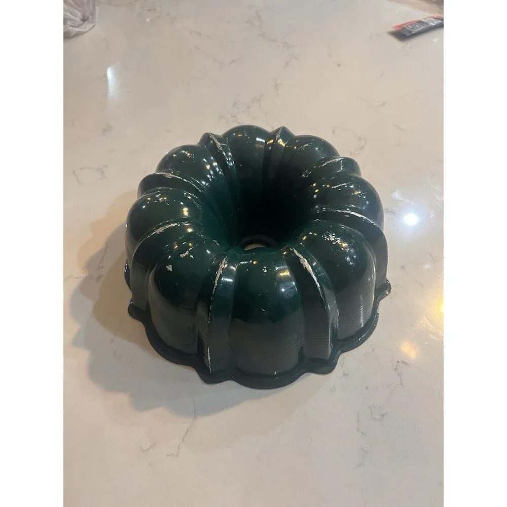 Vintage Green Aluminum Fluted Bundt Cake Pan 10 Inch 12 Cup Mold